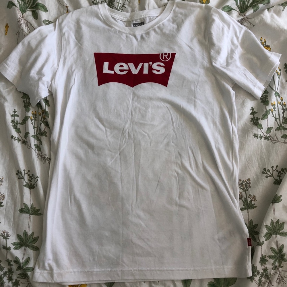 super cute levi’s tee :)
